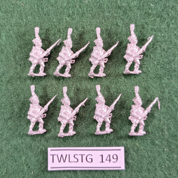 French: Light Infantry (Leger): Carabinier, Chasseur or Voltigeur in Shako with Front Plume - PN79 - Essex Miniatures - 15mm
