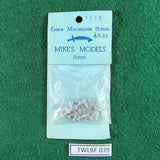 Gunner with Ultra Light Gun - RE12 - Essex Miniatures - 15mm