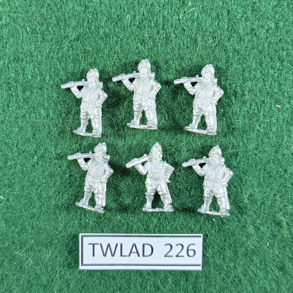 Spanish and English 1559-1605: Musketeer in Morion with Shouldered Arquebus - MER107 - Essex Miniatures - 15mm